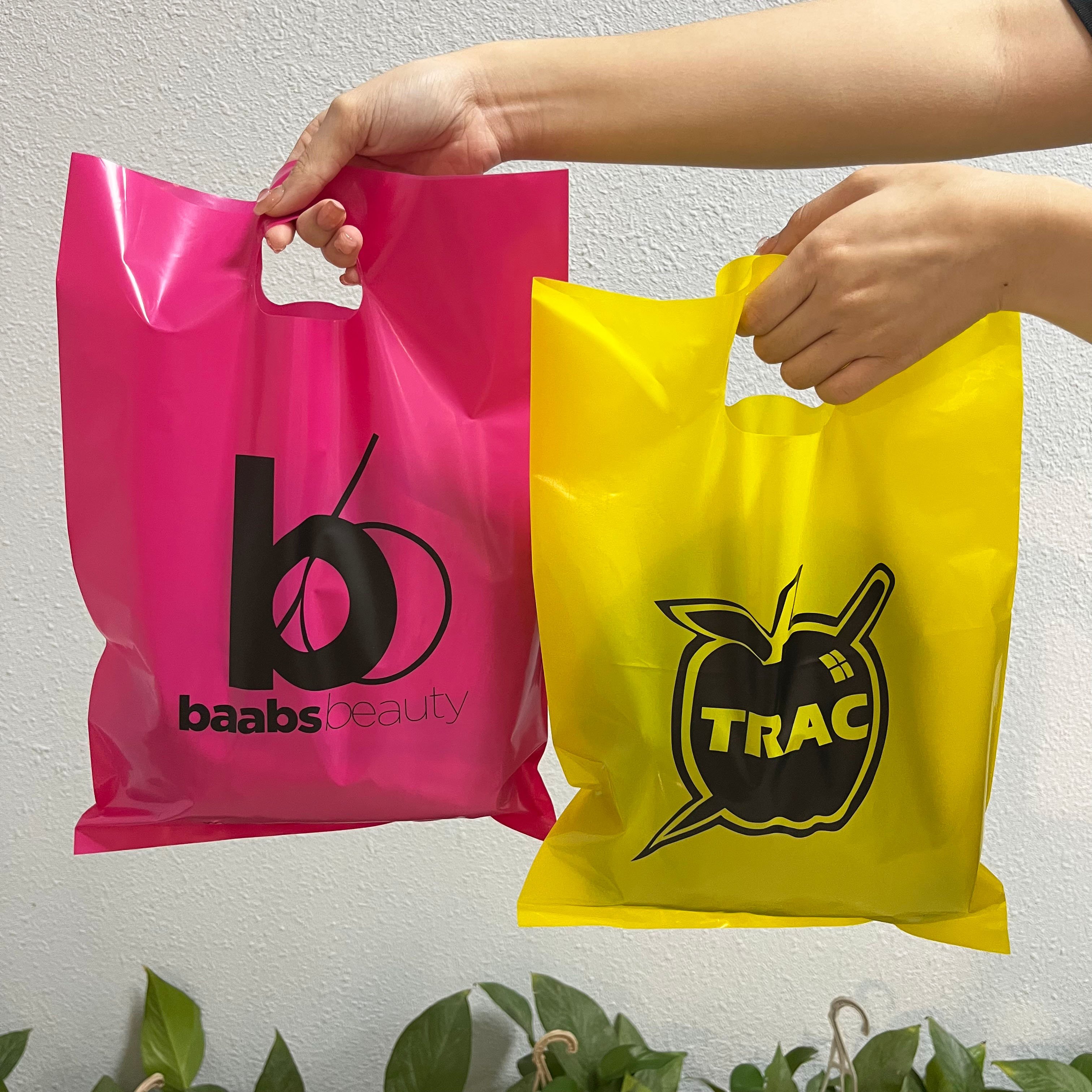 Luxury custom logo gift bag tshirts shoes clothing packaging retail carry merchandiser plastic die-cut shopping bags with handle