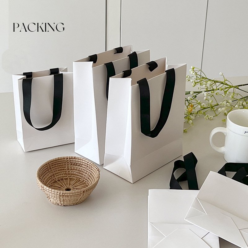 CSMD 12x6xH16cm Chinese manufacturers wholesale present pack luxury art paper material white gift shopping bag with black handle