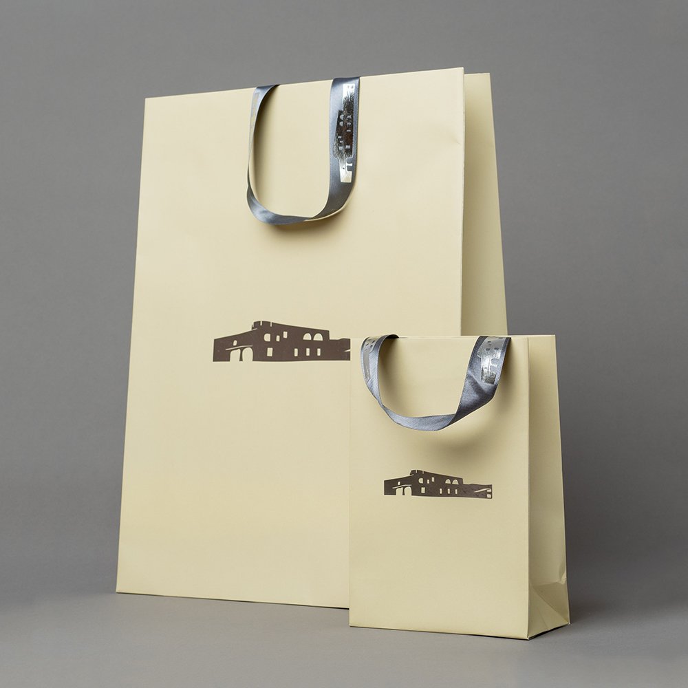 Guangzhou Manufacturer Mat Black Bag Coated Paper Printed Logo Shopping Bag for Garments