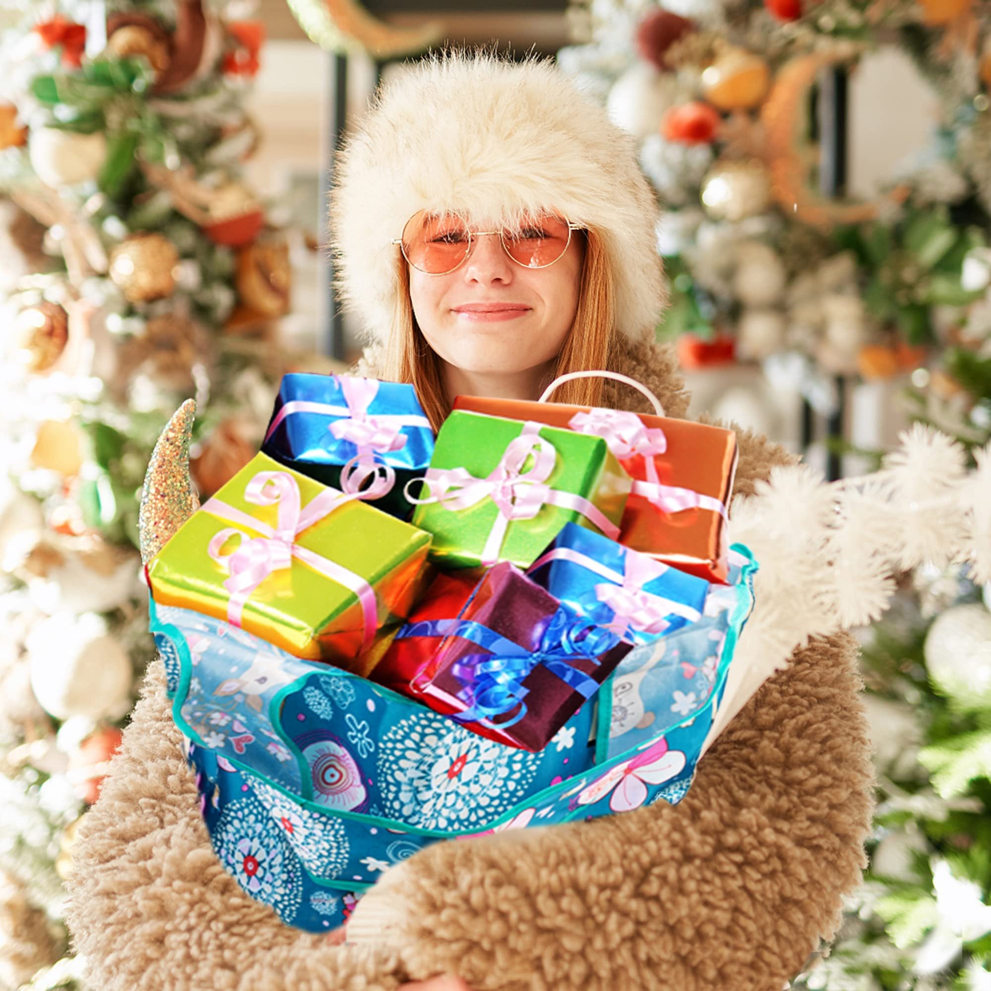 Foldable Nylon Christmas Tote Bag with Customized Patterns Eco-friendly Waterproof Reusable Gift Bag with Large Capacity