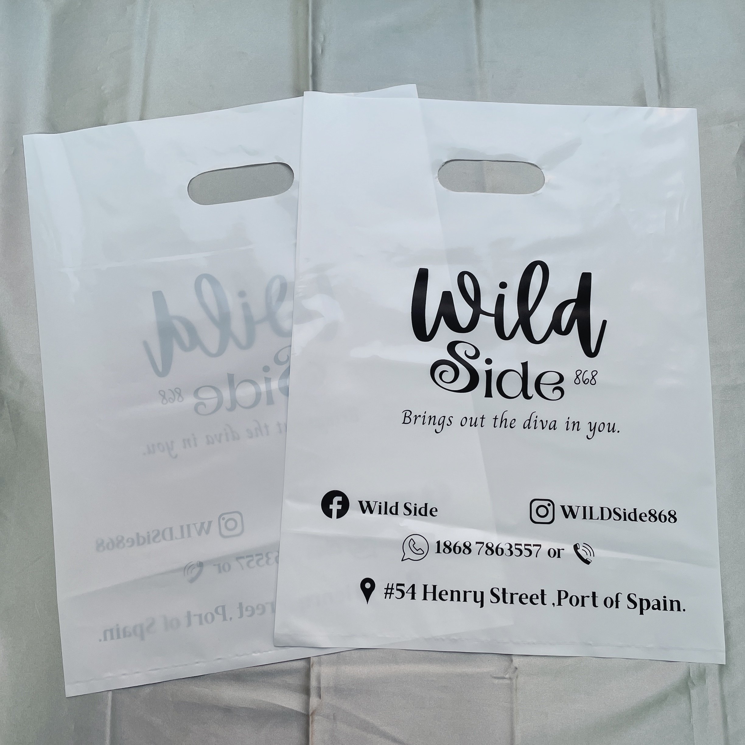 Custom logo waterproof die-cut plastic shopping bag handle carrier bags merchandise plastic handle bag for clothing