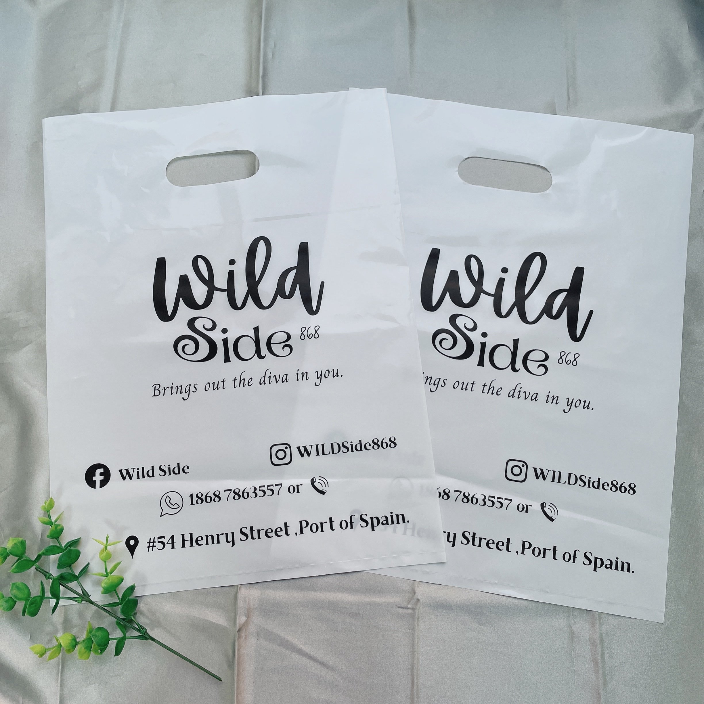 Custom logo waterproof die-cut plastic shopping bag handle carrier bags merchandise plastic handle bag for clothing