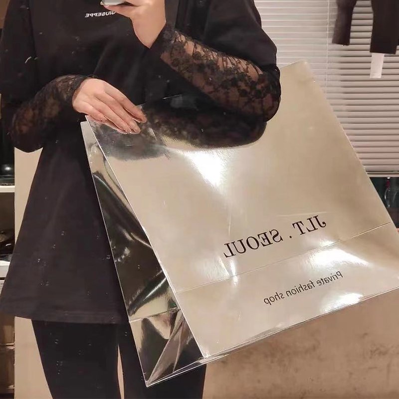 Luxury Silver Reflective Shopping Bags Ribbon Handles Handmade Custom Logo Gift Paper Bags Clothing Boutique Packaging Shoe Use