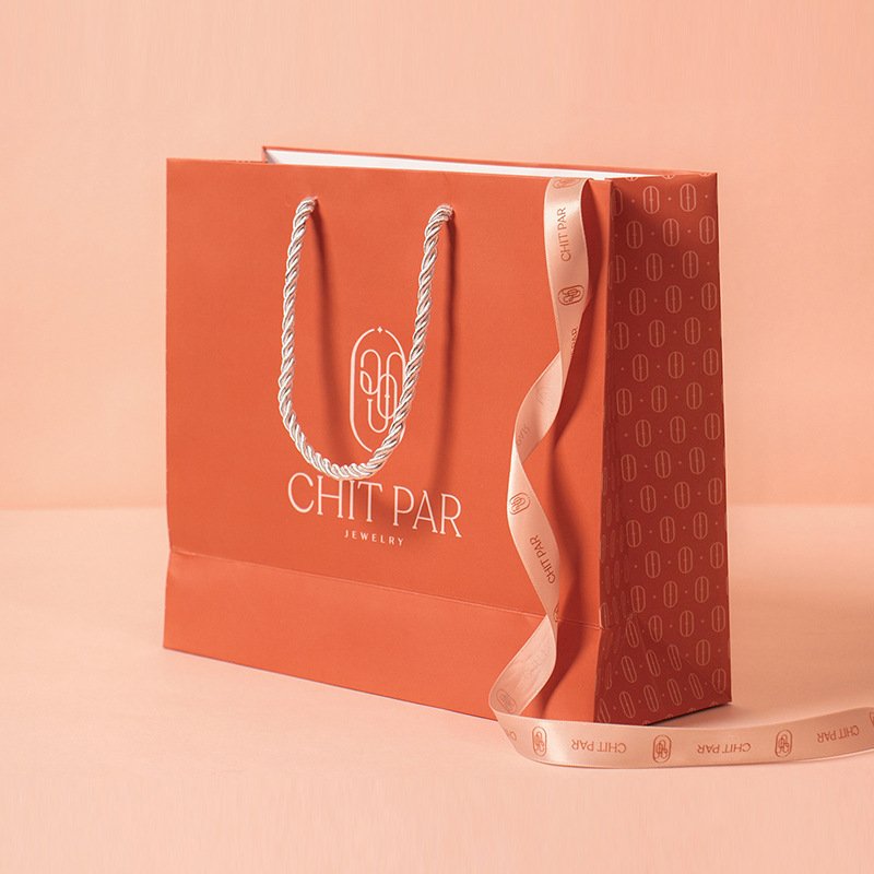 Factory direct supply gift bags customized Free design clothing cosmetics shopping bags Premium feeling handbag paper bags