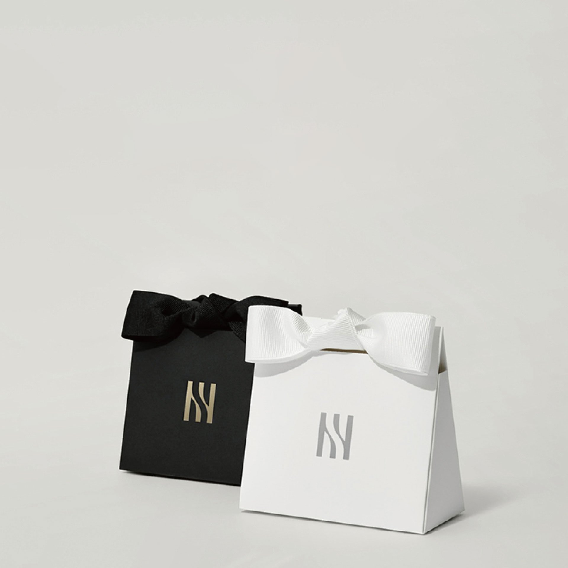 Wholesale Luxury Art Paper Packaging Clothing Customized Brand Logo Recyclable Shopping Bags Screen Printing Shoes Accessories