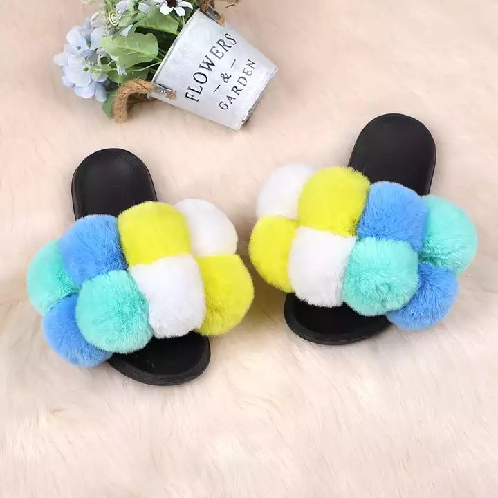wholesale Ladies outside fluffy balls Sandals Summer With Fur Pom Pon Women Flip Flops Furry Slides slipper For Home Flat Shoes