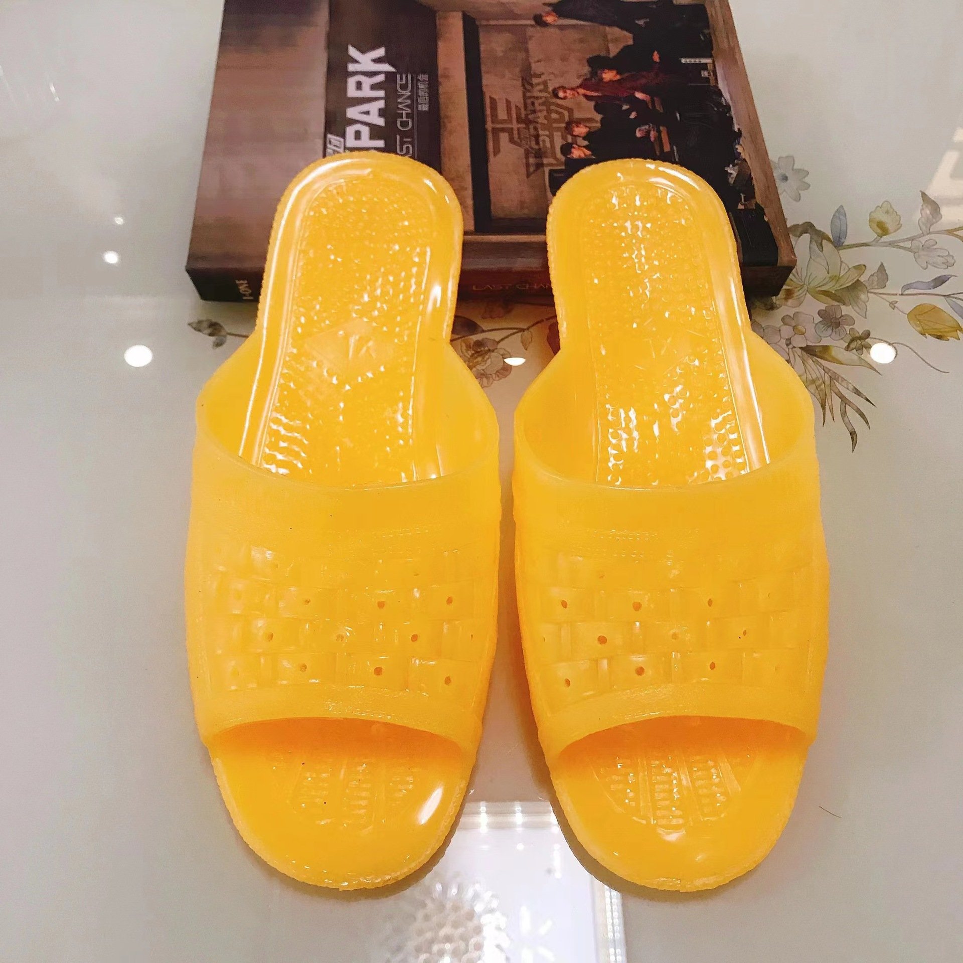 2024 Fashionable summer men's flat beach sandals outdoor resort slide