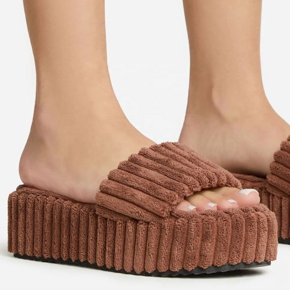 2024 Latest Furry Slippers Fashion Open Toe One-Touch Mules Outdoor Fashion Breathable Slippers Sandals For Women