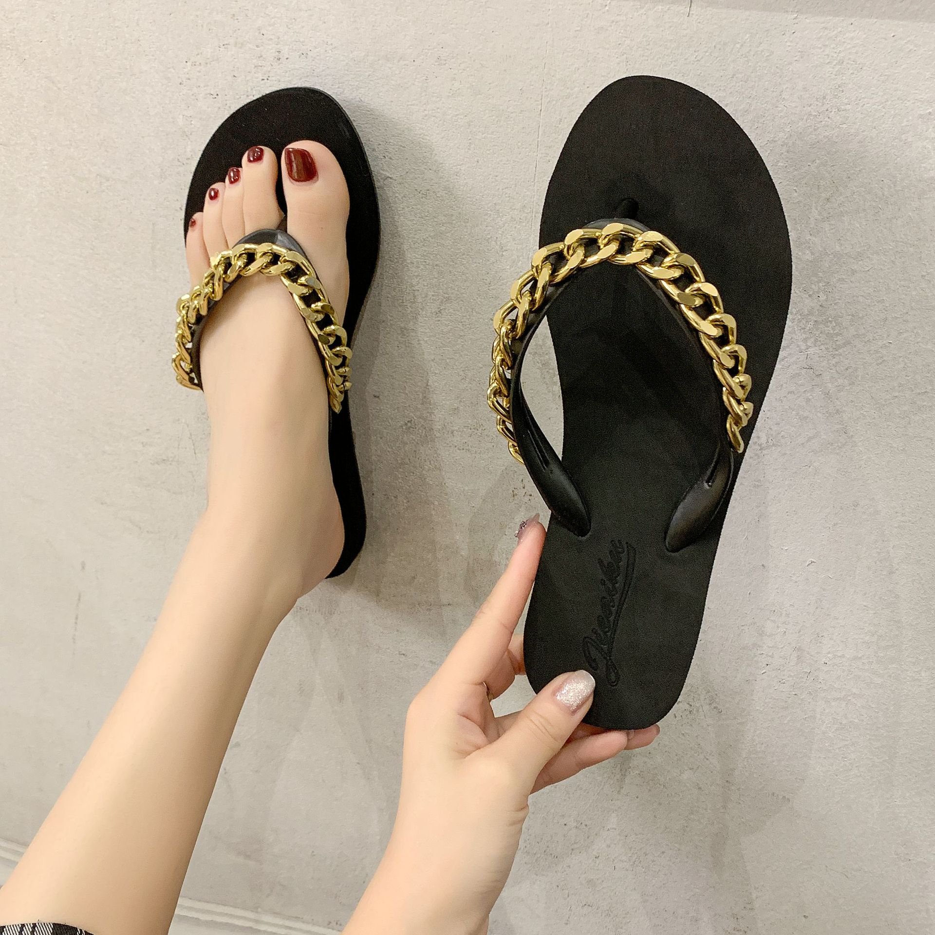 New Outdoor Summer Beach Wholesale Sandals Chain Flip Flops Decoration Luxury Flip Flops Anti Slip Women'S Slippers