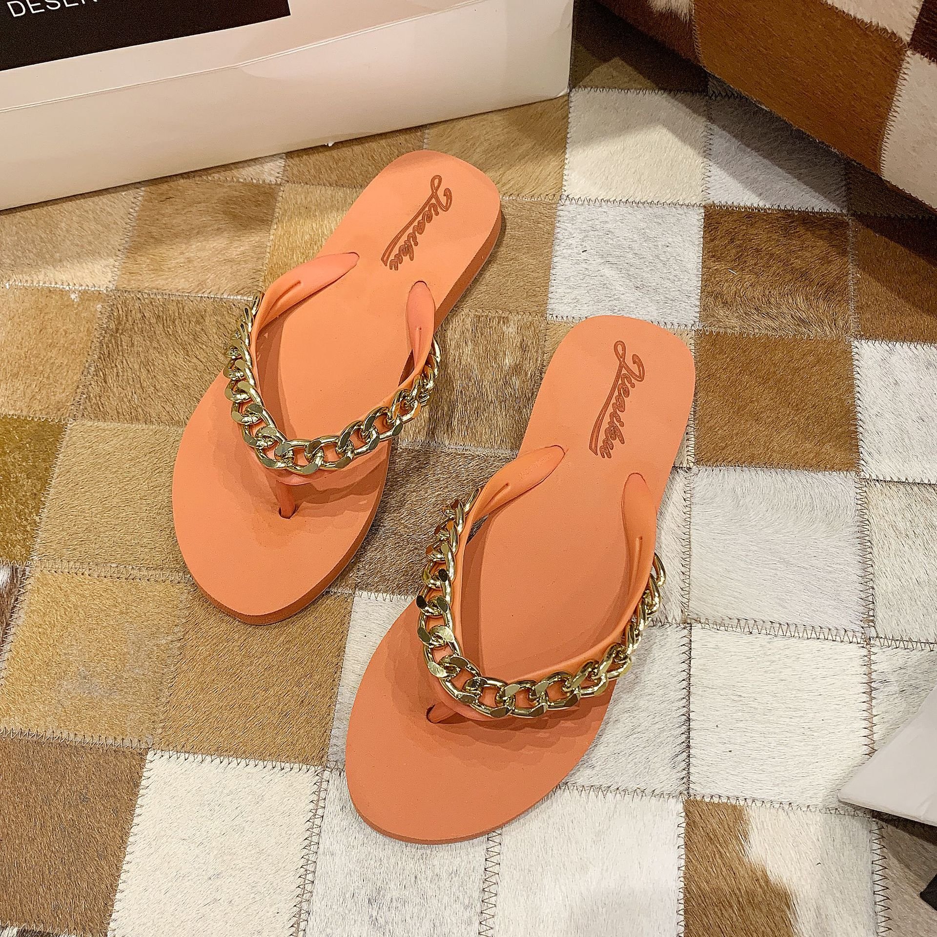 New Outdoor Summer Beach Wholesale Sandals Chain Flip Flops Decoration Luxury Flip Flops Anti Slip Women'S Slippers