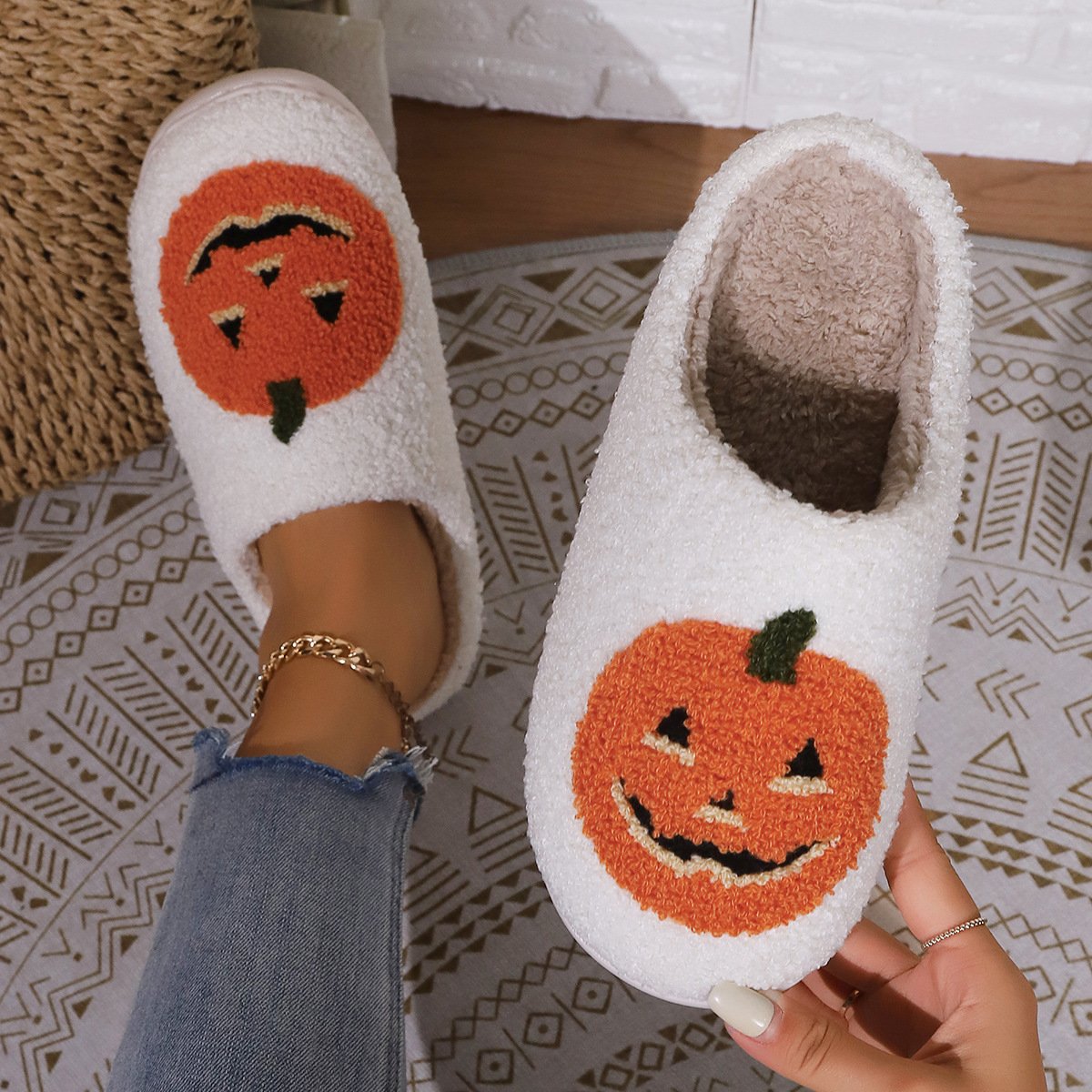 2024 Hot Selling Halloween Autumn and Winter Warm Home Slippers Cute and Personalized Pumpkin Cotton Fashion Slippers Wholesale
