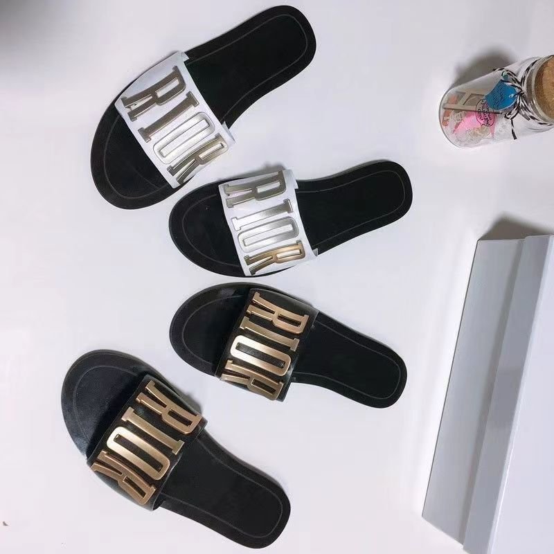 Fashion Round Toe Travel Metal LOGO Custom Wholesale Beach Genuine Leather Flat Slides Slippers Sandals for women and ladies