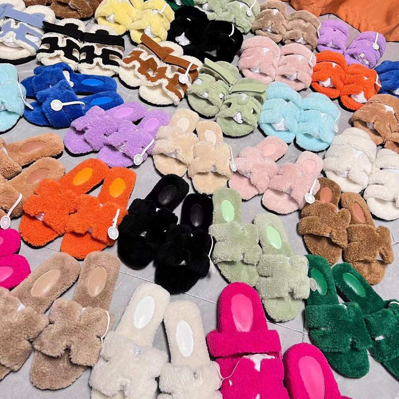 2023 Luxury Designer Fluffy Faux Fur Slides Home Winter Warm Slippers Couple Slippers Soft Office Flat Sandals