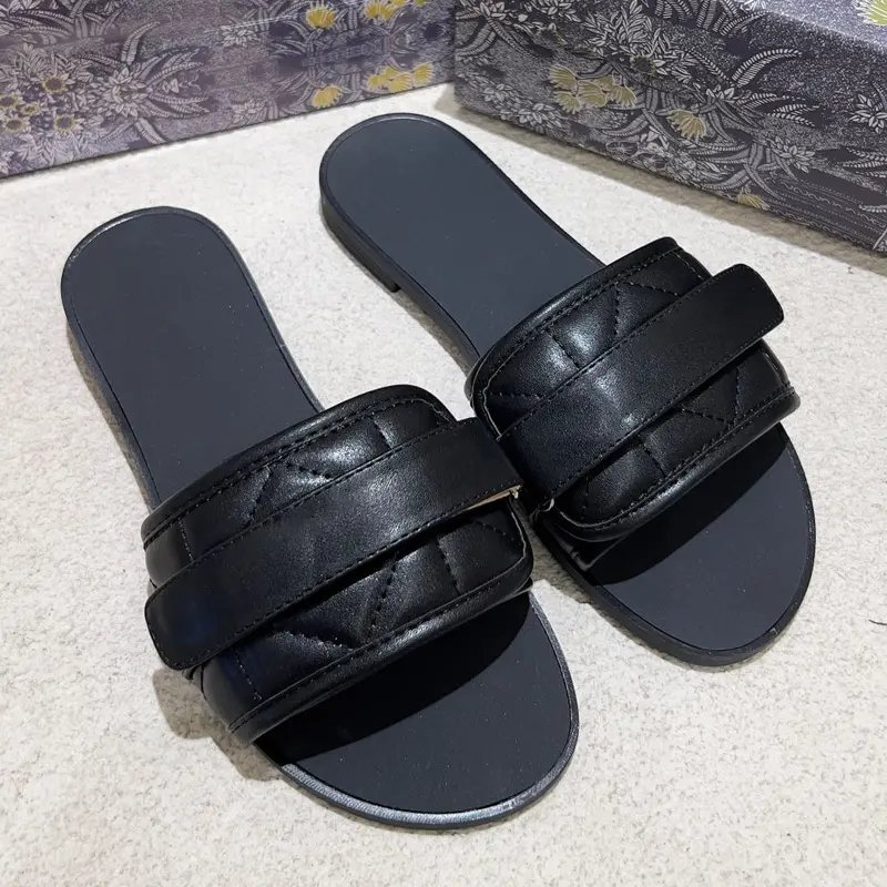 2024 Summer Women Low Heel Flats Designer Slide Slippers Hard-Wearing and Slip-Resistant Fashionable Luxury Beach Slippers