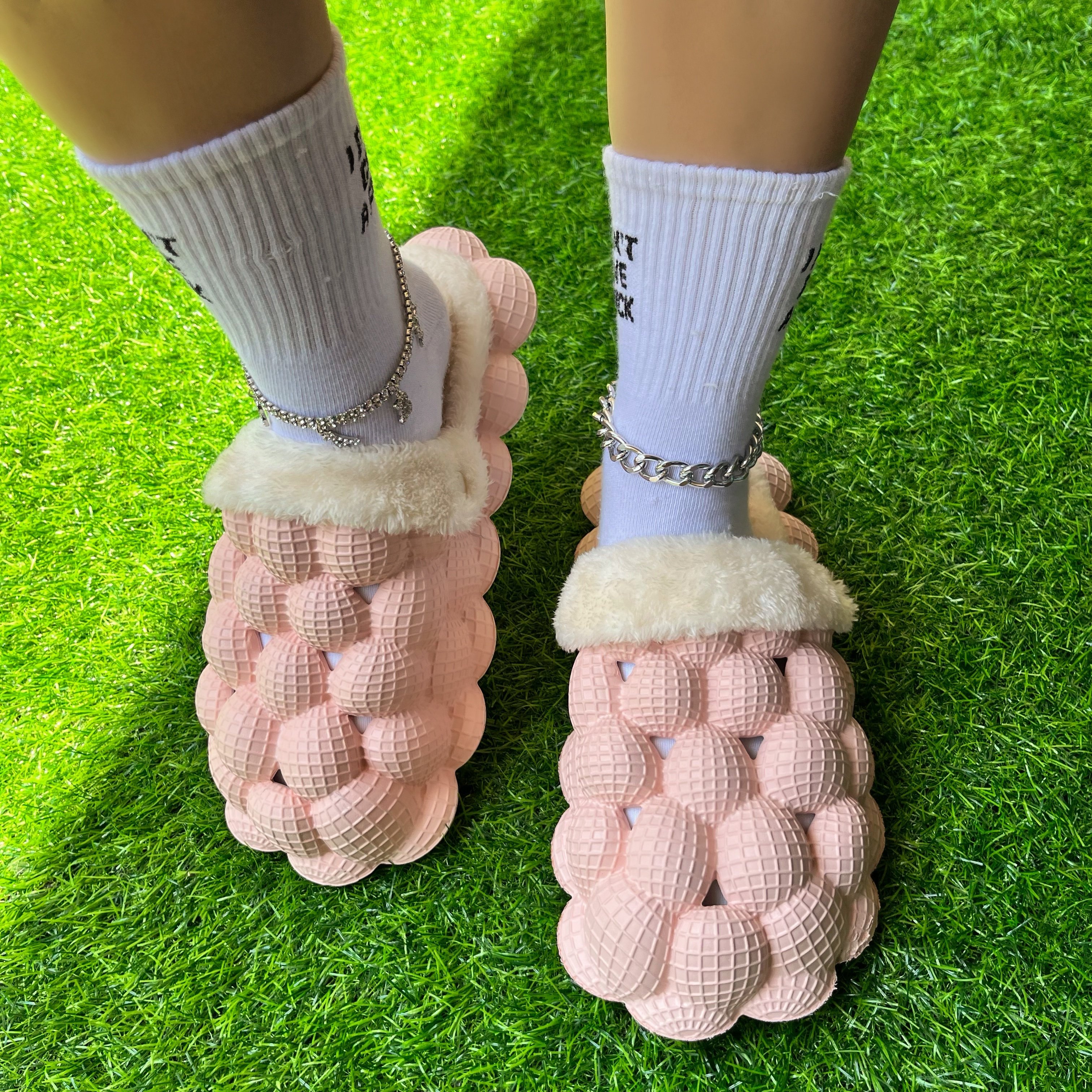 Wholesale Winter Warm Massage Men Women Furry Plush Fashion Fur Slippers Bubble Slides With Fur Designer Charms