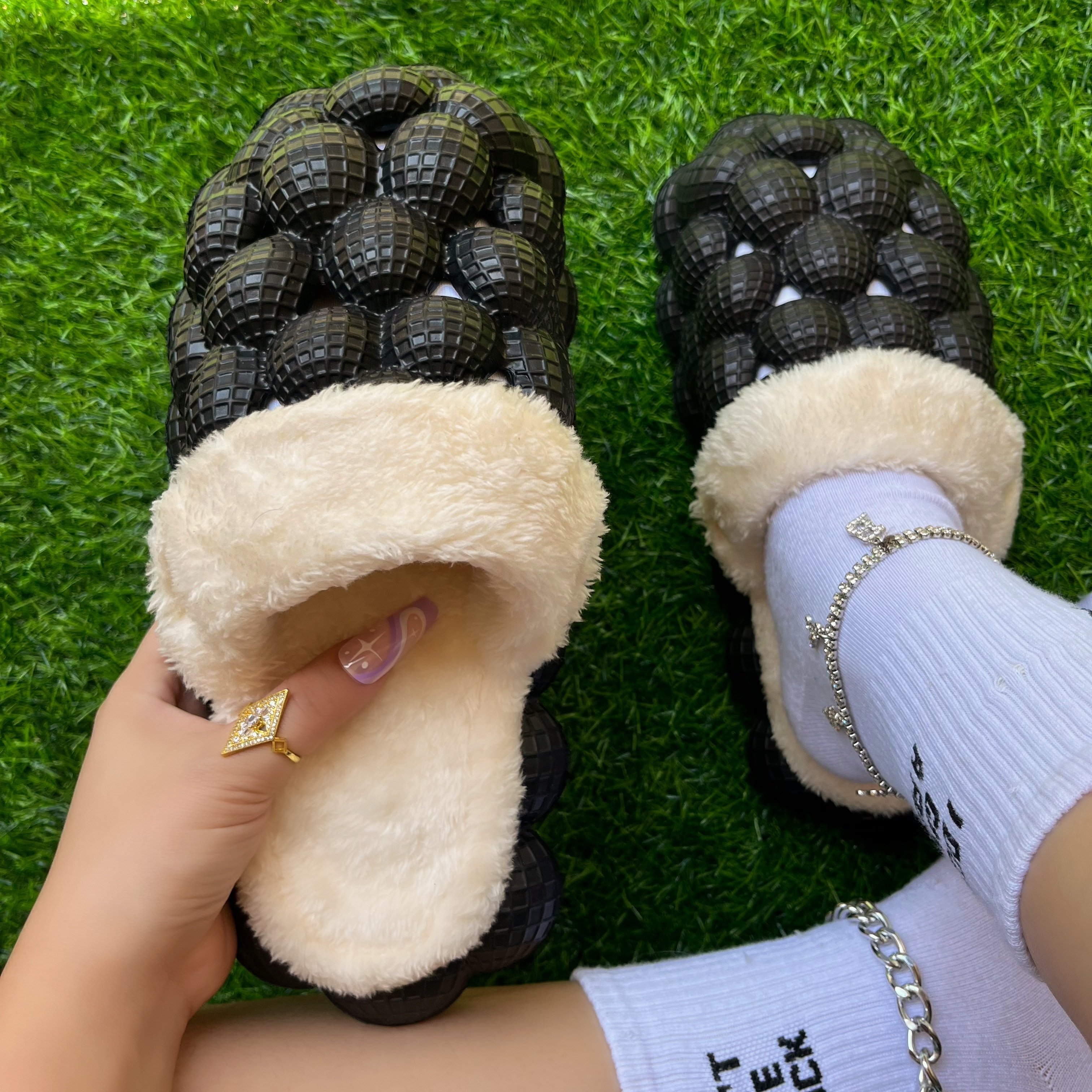 Wholesale Winter Warm Massage Men Women Furry Plush Fashion Fur Slippers Bubble Slides With Fur Designer Charms