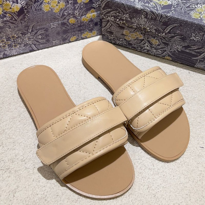 2024 Summer Women Low Heel Flats Designer Slide Slippers Hard-Wearing and Slip-Resistant Fashionable Luxury Beach Slippers