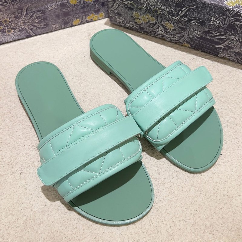 2024 Summer Women Low Heel Flats Designer Slide Slippers Hard-Wearing and Slip-Resistant Fashionable Luxury Beach Slippers