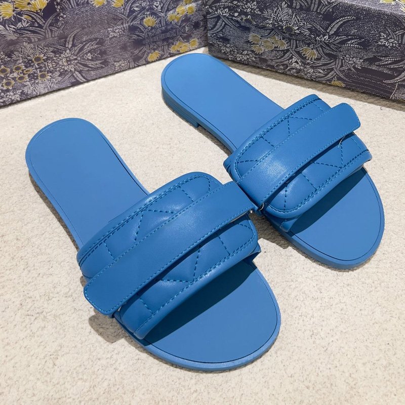 2024 Summer Women Low Heel Flats Designer Slide Slippers Hard-Wearing and Slip-Resistant Fashionable Luxury Beach Slippers