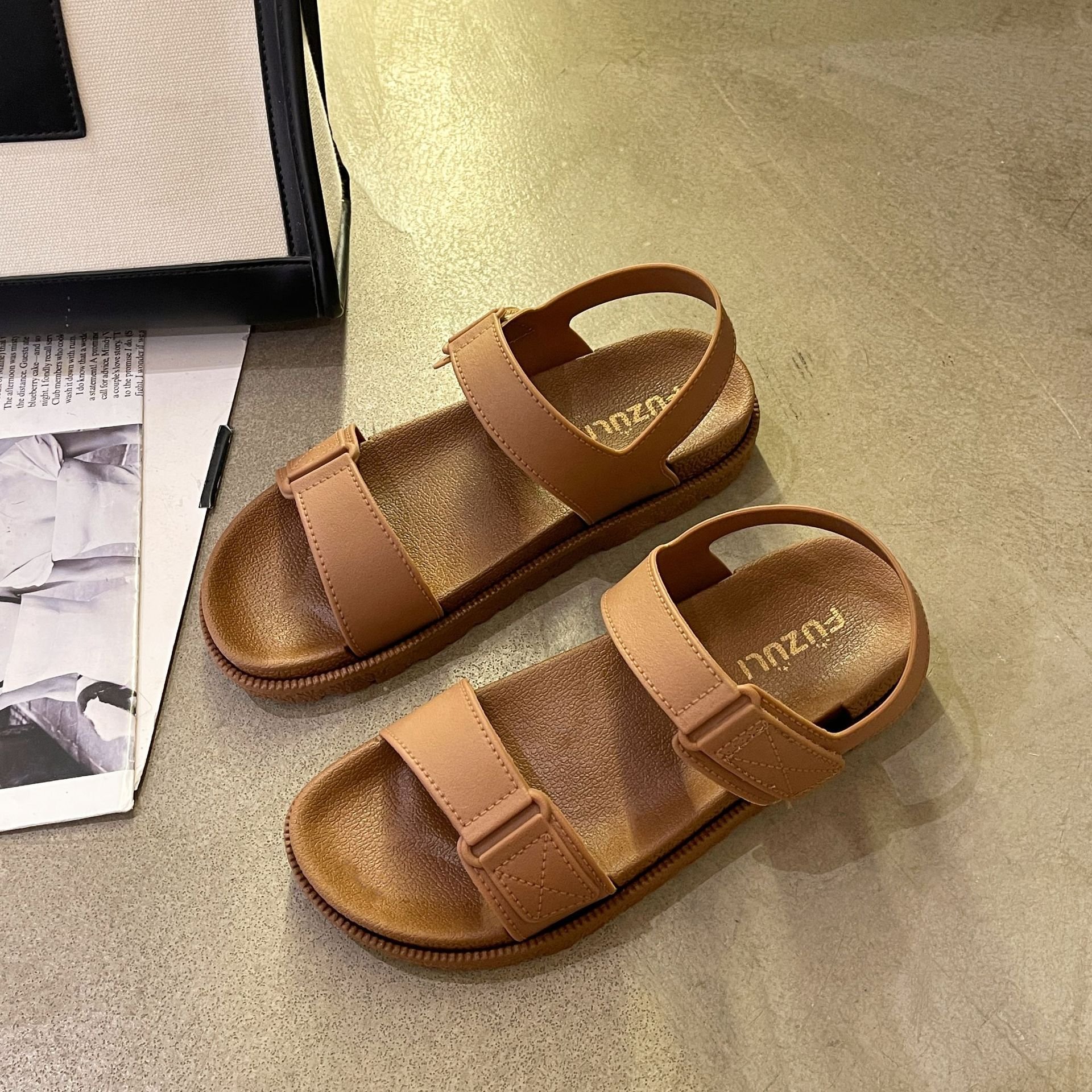Internet Celebrity Women's Summer Platform Flat Sandals Mens Slides Winter/Spring Sandales pour femmes
