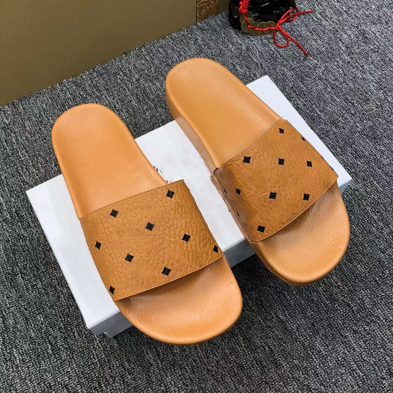 QY826 2024 Custom High quality boutique Luxury Unisex Slippers Fashion Genuine leather Designer Slides Slippers for women