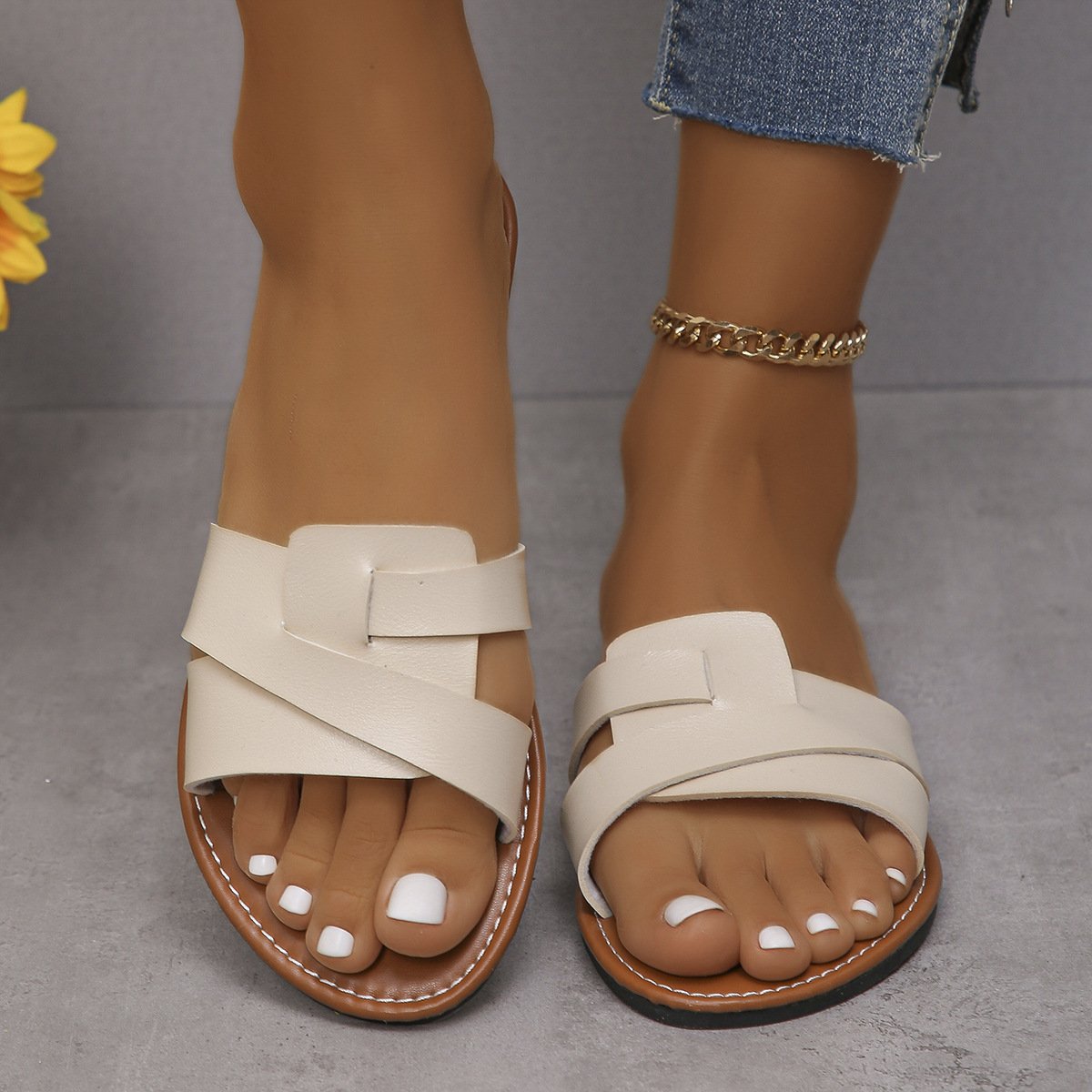 2024 Ladies Flat Slippers Summer Beach Slippers Female Fashion Leather Sandals Outdoor Women Slides Slippers