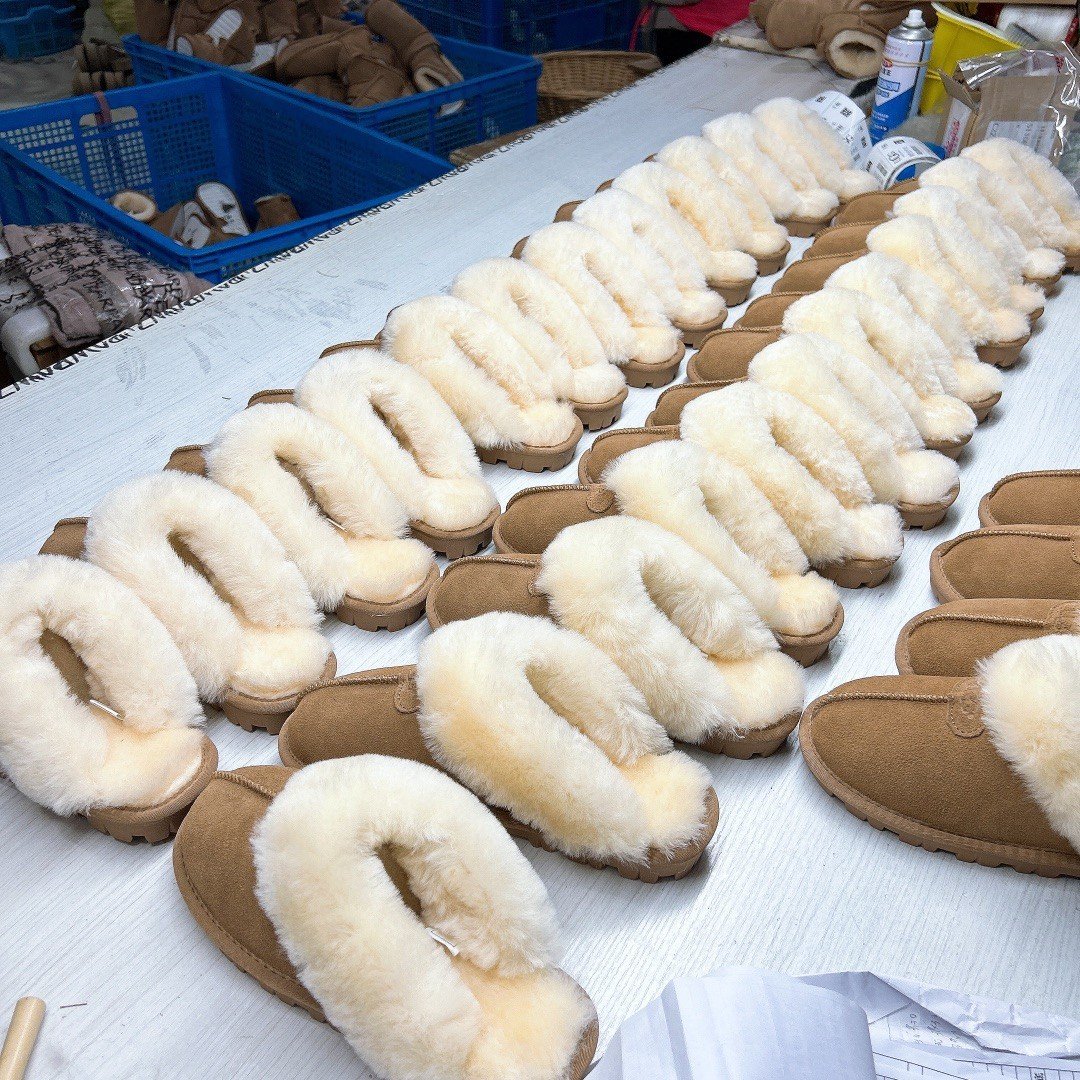 Custom logo ladies slippers winter men indoor outdoor home warm fluffy unisex flat shearling sheepskin Fashion fur slide slipper