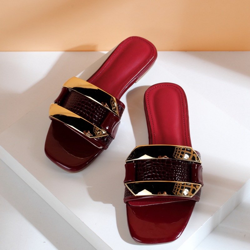 2022 Summer hot style ladies sandals girls fashion slippers round head rivet thong flat heel women slides