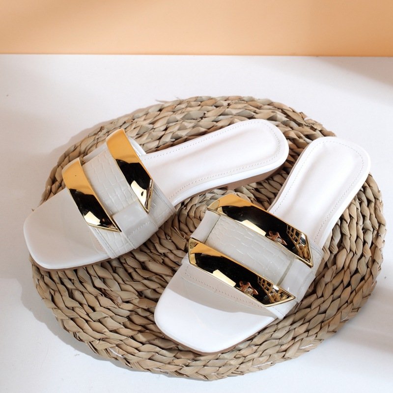 2022 Summer hot style ladies sandals girls fashion slippers round head rivet thong flat heel women slides