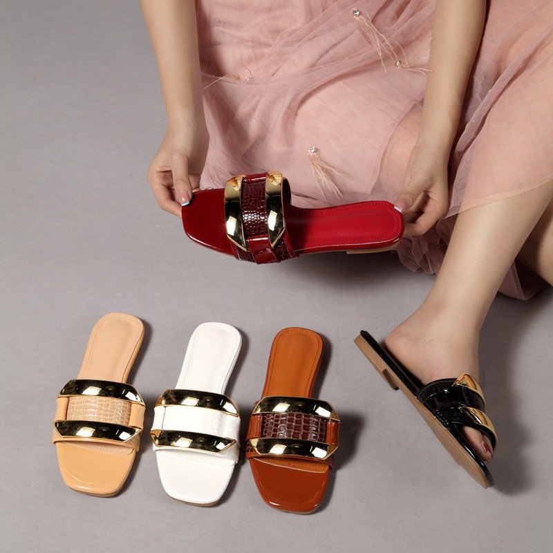 2022 Summer hot style ladies sandals girls fashion slippers round head rivet thong flat heel women slides