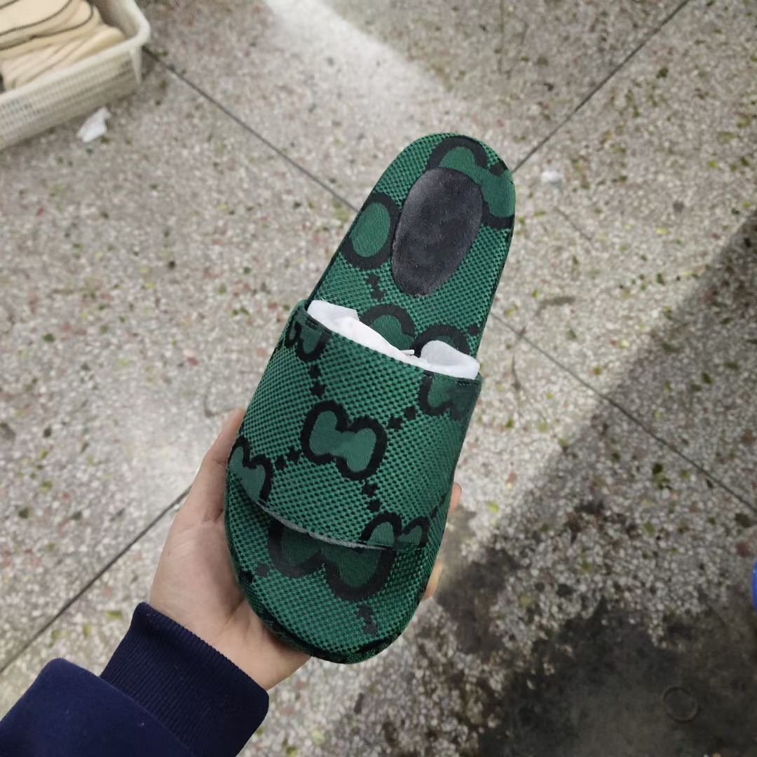 2024 Men's Slippers Outdoor Summer Rubber Rubber Soft Sole Flat Sandals Slippers Men Home Slippers Shoes