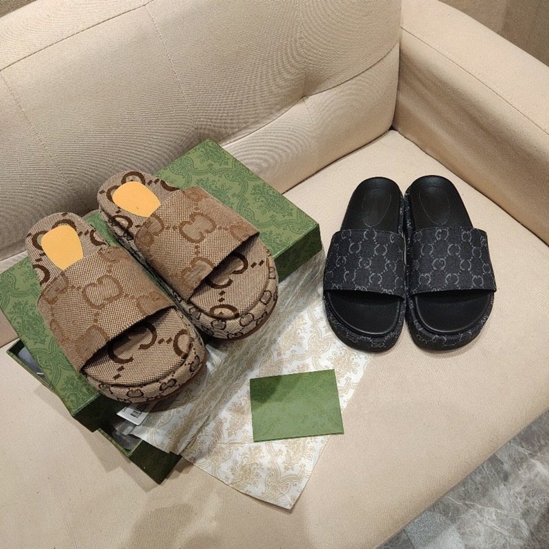 2024 Men's Slippers Outdoor Summer Rubber Rubber Soft Sole Flat Sandals Slippers Men Home Slippers Shoes