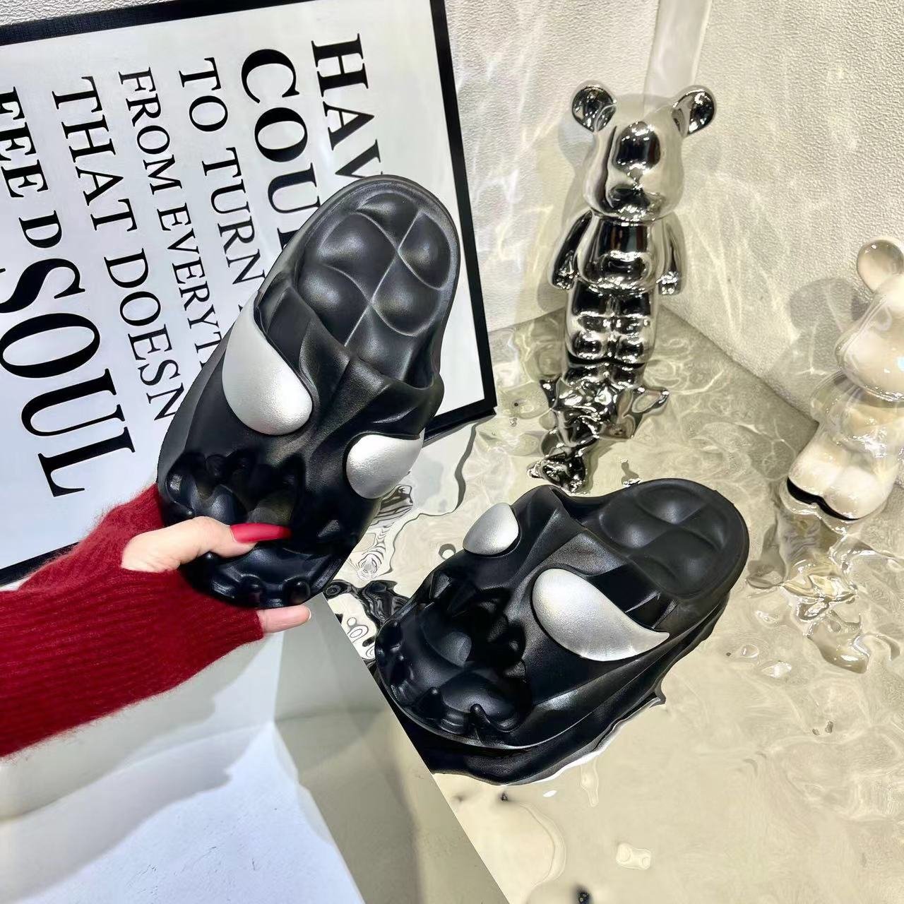 Hot selling products 2024 woman men summer slippers slides slippers Skull Slides House Shoes Venom Slippers