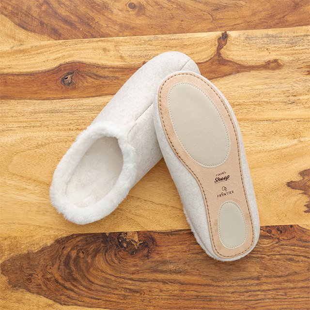Japanese Quality Fashionable Men's Slides Wholesale Indoor Winter Slippers with Comfortable PVC Lining Lightweight and Stylish