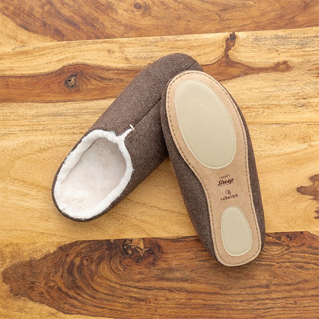 Japanese Quality Fashionable Men's Slides Wholesale Indoor Winter Slippers with Comfortable PVC Lining Lightweight and Stylish