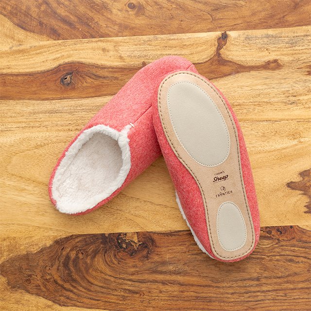 Japanese Quality Fashionable Men's Slides Wholesale Indoor Winter Slippers with Comfortable PVC Lining Lightweight and Stylish