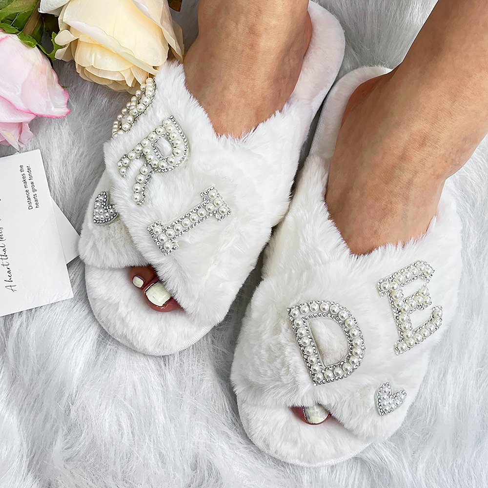 Customized Logo Pearl Patch Warm Plush Memory Foam Home Slides Cozy Fluffy Fur Wedding Slippers for Bride Bridesmaid women lady