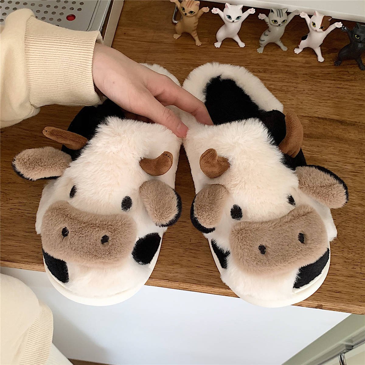 Ruunjoy Cows Four Seasons Linen Opening PVC Bottom Summer Sandals and Slippers Linen Slipper Wholesale Cow Plush Slipper winter