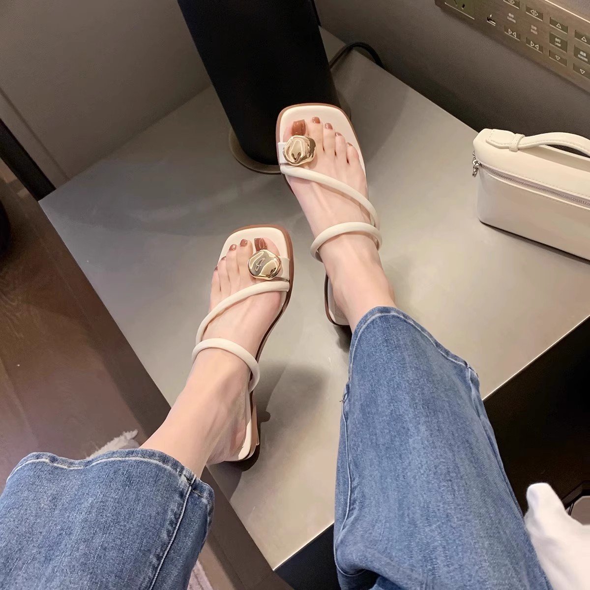 Designer Slippers Women Wear 2024 Summer New Internet Celebration Fashionable Thick Heel Flat Sandals Slide Belt Thong Sandals