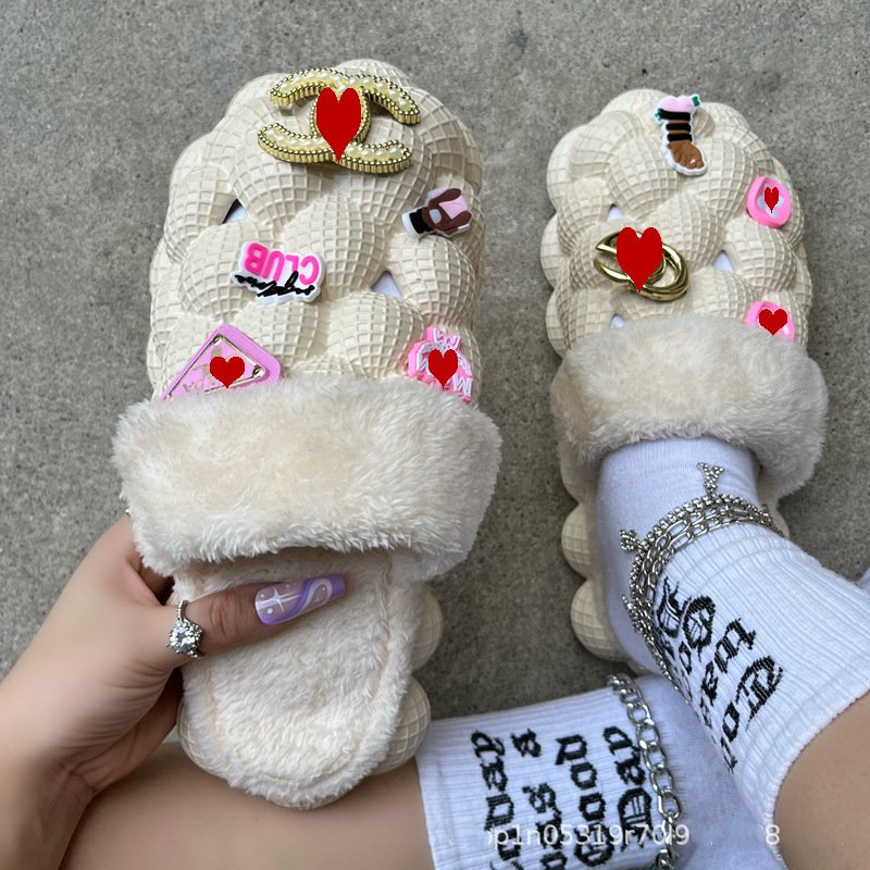 Wholesale Winter Warm Massage Furry Plush Fashion Fur Slippers Bubble Slides With Fur Designer Charms For Men Women
