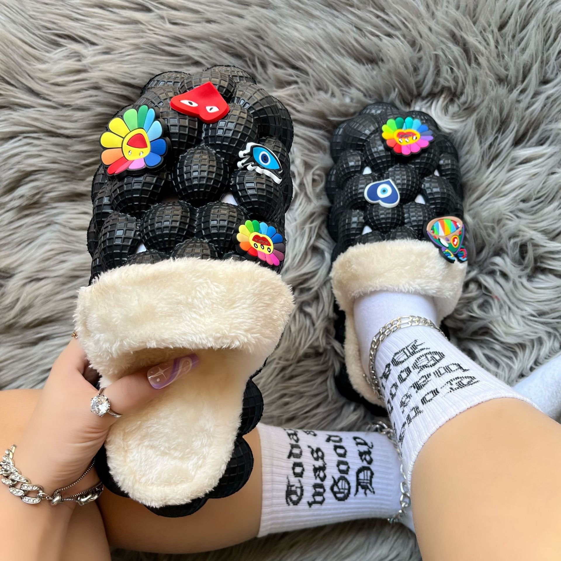 Wholesale Winter Warm Massage Furry Plush Fashion Fur Slippers Bubble Slides With Fur Designer Charms For Men Women
