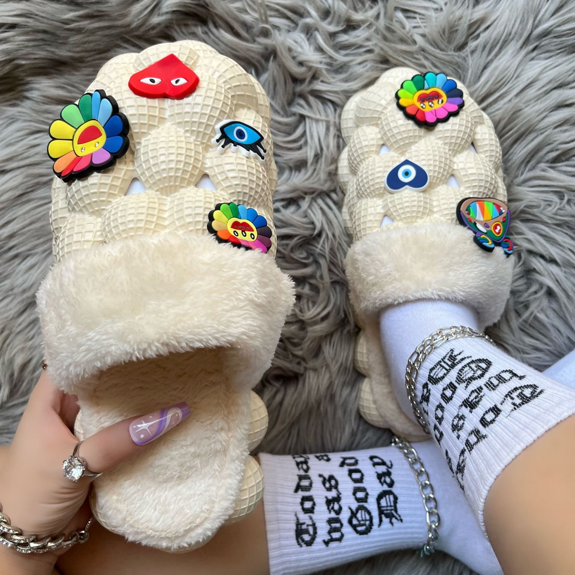 Wholesale Winter Warm Massage Furry Plush Fashion Fur Slippers Bubble Slides With Fur Designer Charms For Men Women