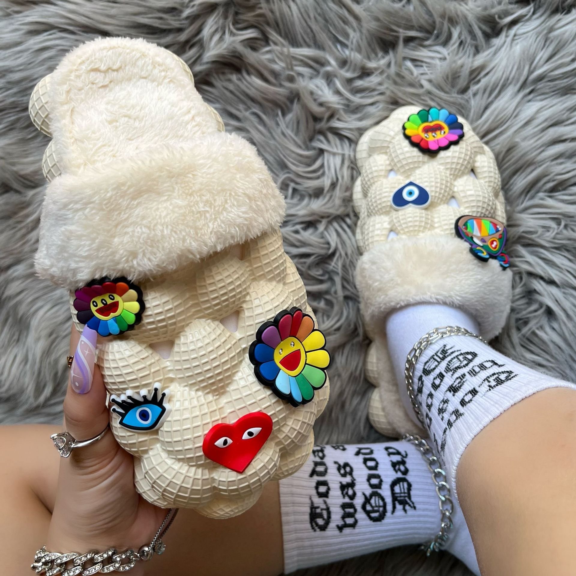 Wholesale Winter Warm Massage Furry Plush Fashion Fur Slippers Bubble Slides With Fur Designer Charms For Men Women