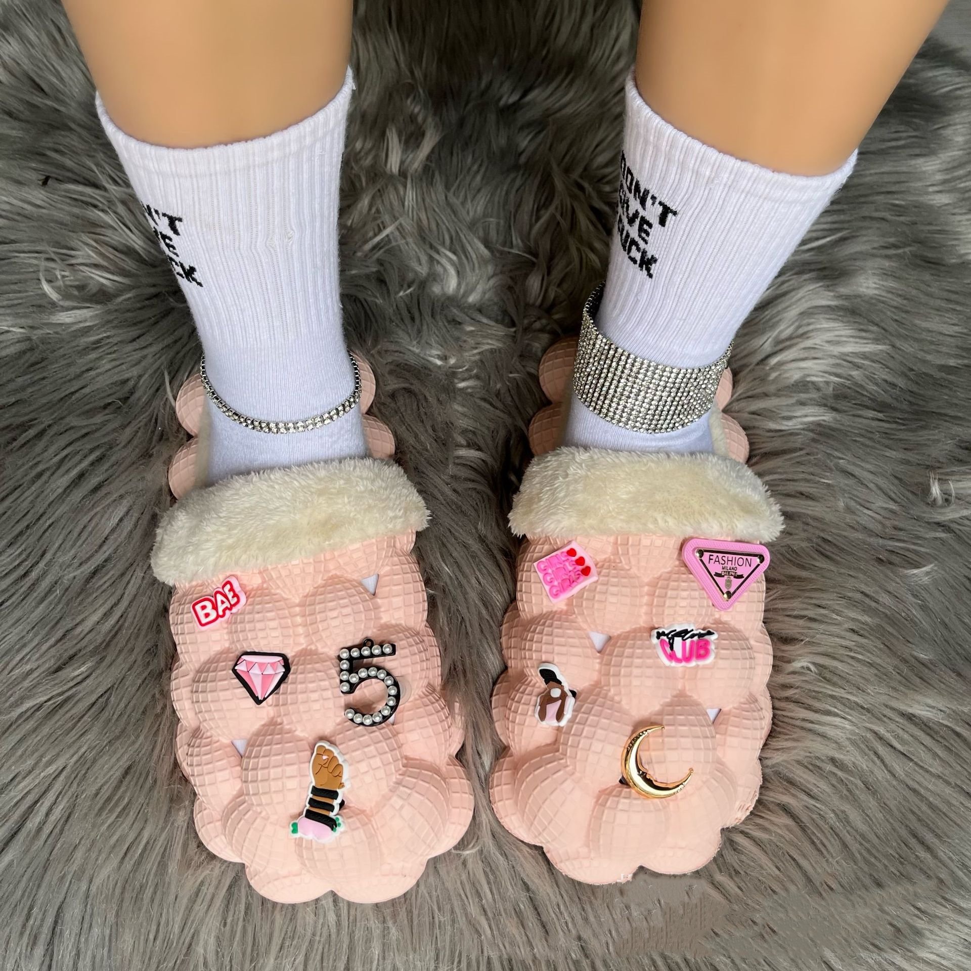 Wholesale Winter Warm Massage Furry Plush Fashion Fur Slippers Bubble Slides With Fur Designer Charms For Men Women
