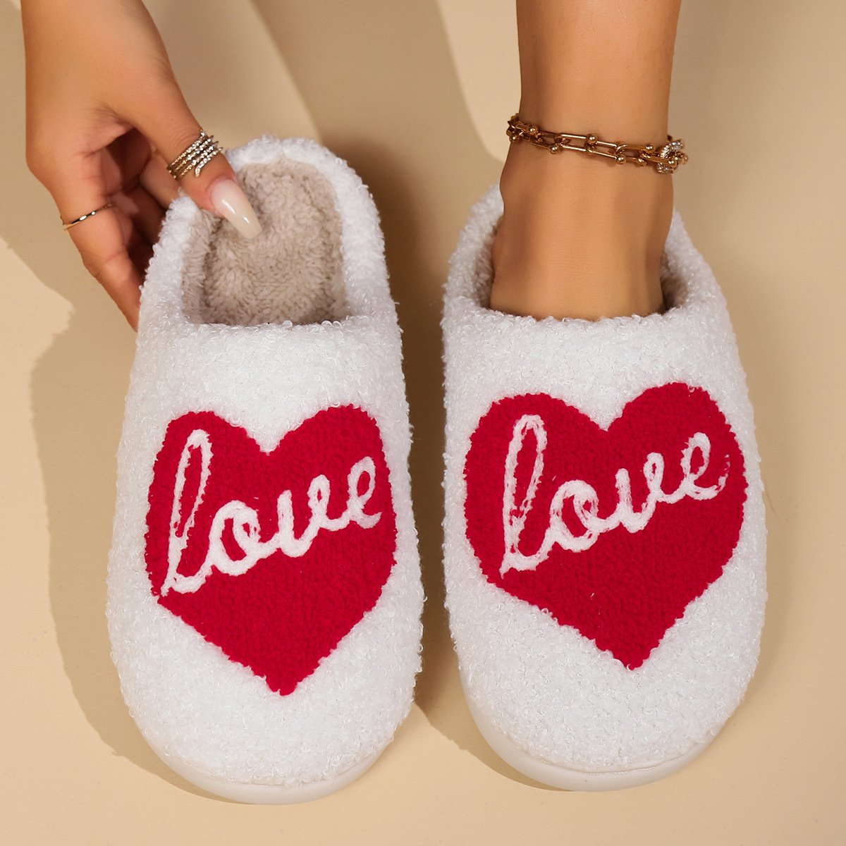 Valentine's Gift Hot Sale Winter Indoor Furry Slippers Female Love Heart Slippers Lovely Warm Room Slides Slipper