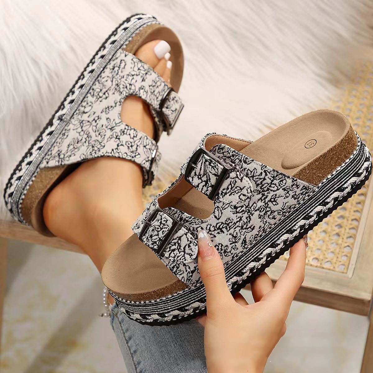 High Quality Light Weight Breathable wedges Slippers Open Toe Anti-Odor PVC Flip Flops Slippers For Outdoor Beach