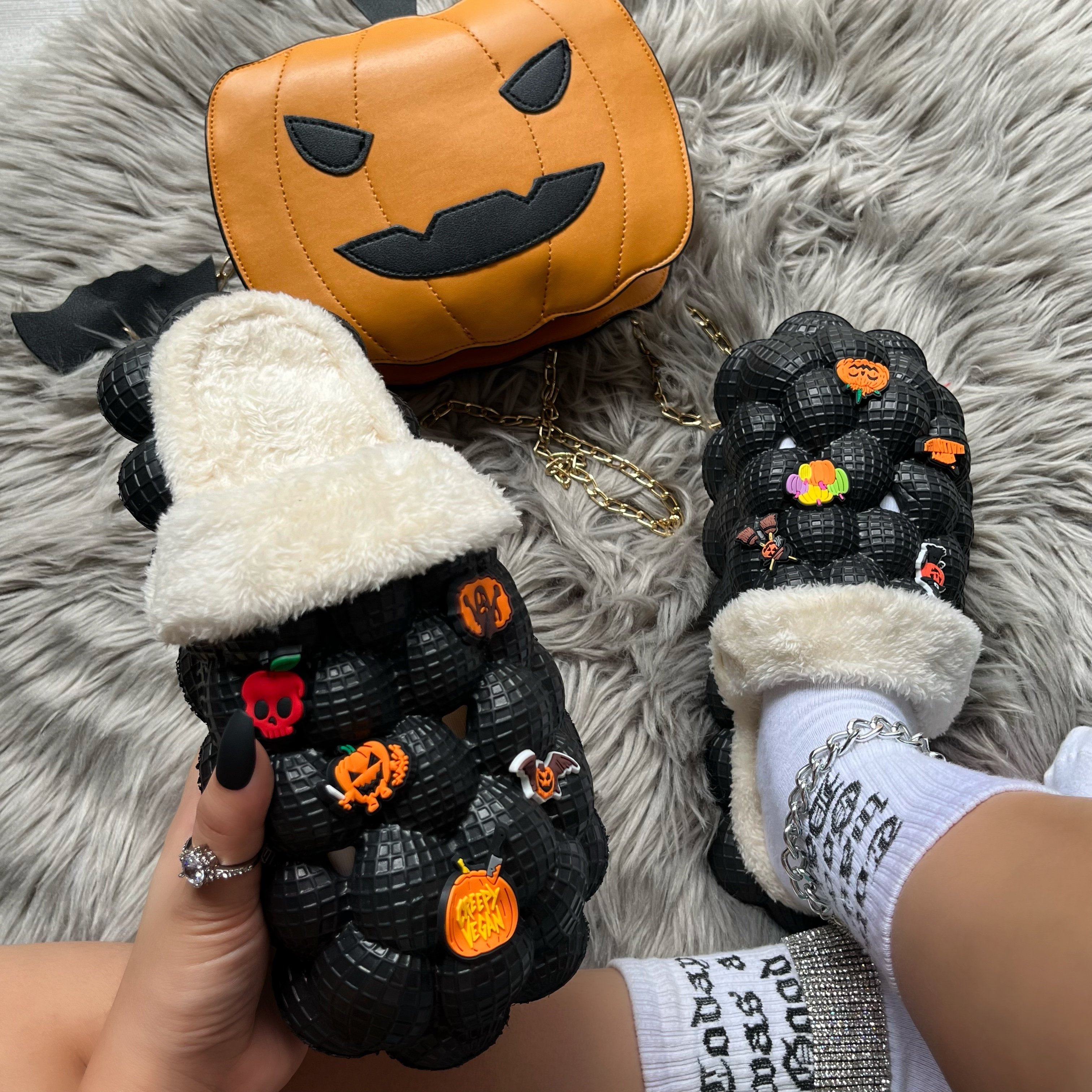 Wholesale Halloween Winter Warm Women Plush Furry Fashion Fur Slippers Bubble Slides With Fur Designer Charms For Men Women