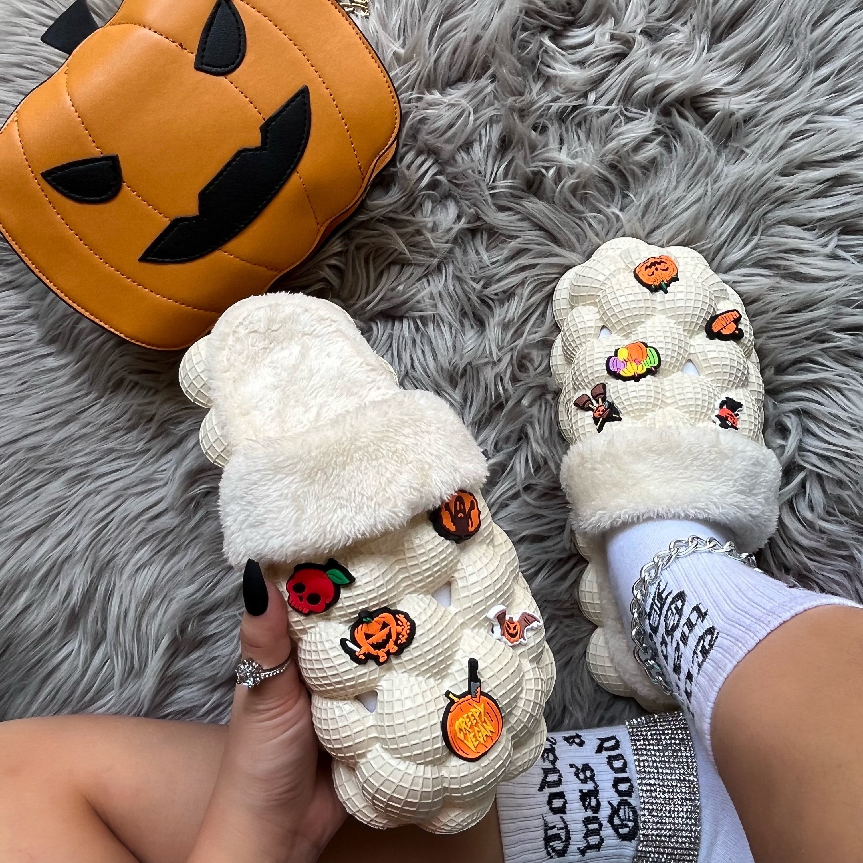 Wholesale Halloween Winter Warm Women Plush Furry Fashion Fur Slippers Bubble Slides With Fur Designer Charms For Men Women
