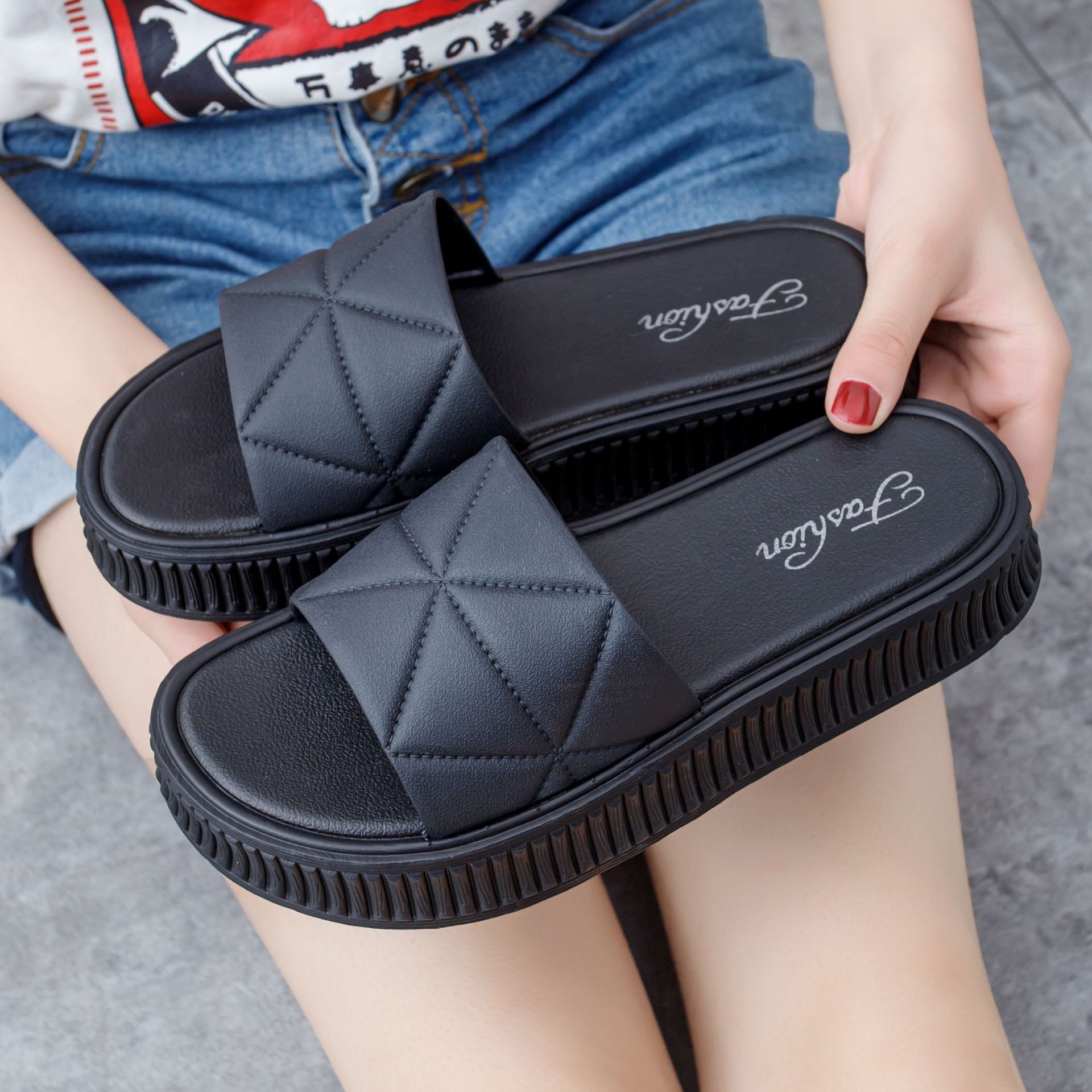 2024 light weight anti-slip Women Sandals Soft Thick Sole house slides pure color slippers