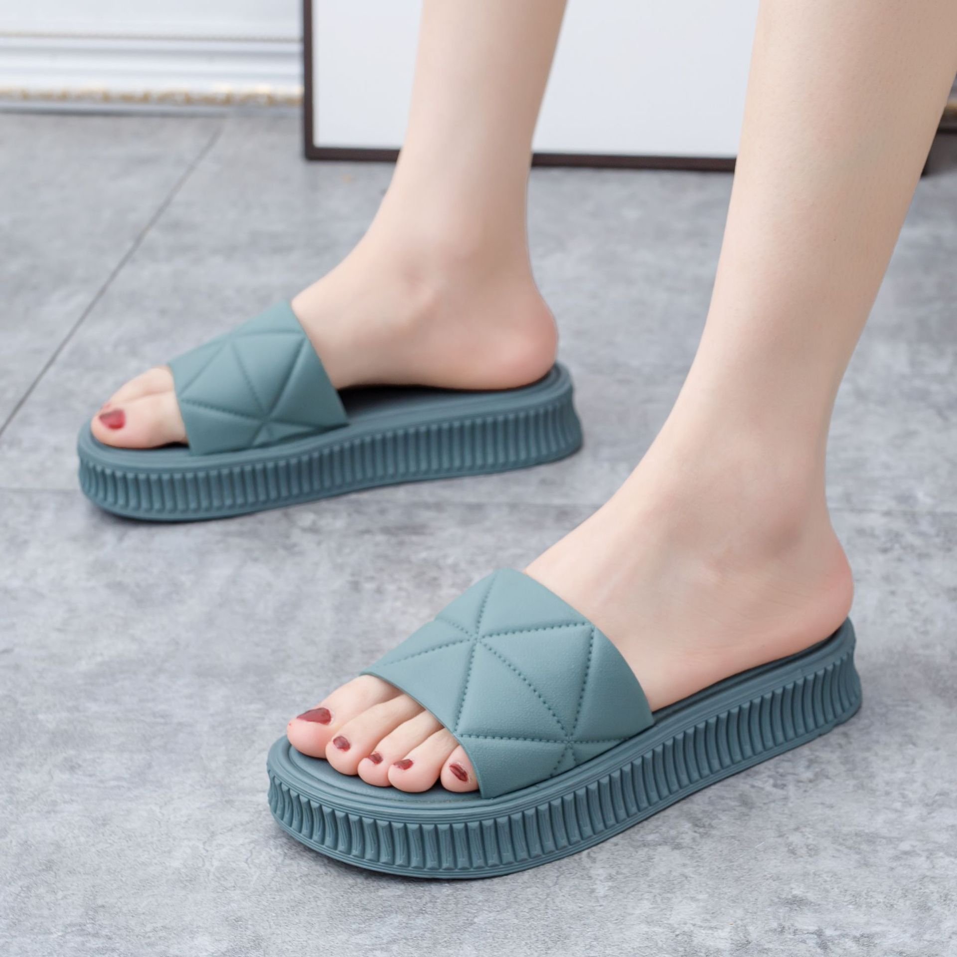 2024 light weight anti-slip Women Sandals Soft Thick Sole house slides pure color slippers